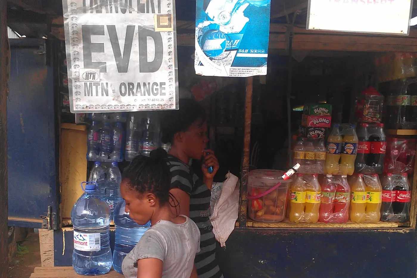 Une boutique de quartier au Cameroun, avec ses clientes au comptoir.