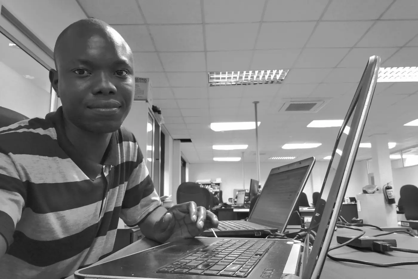 Un développeur au travail devant son ordinateur portable.