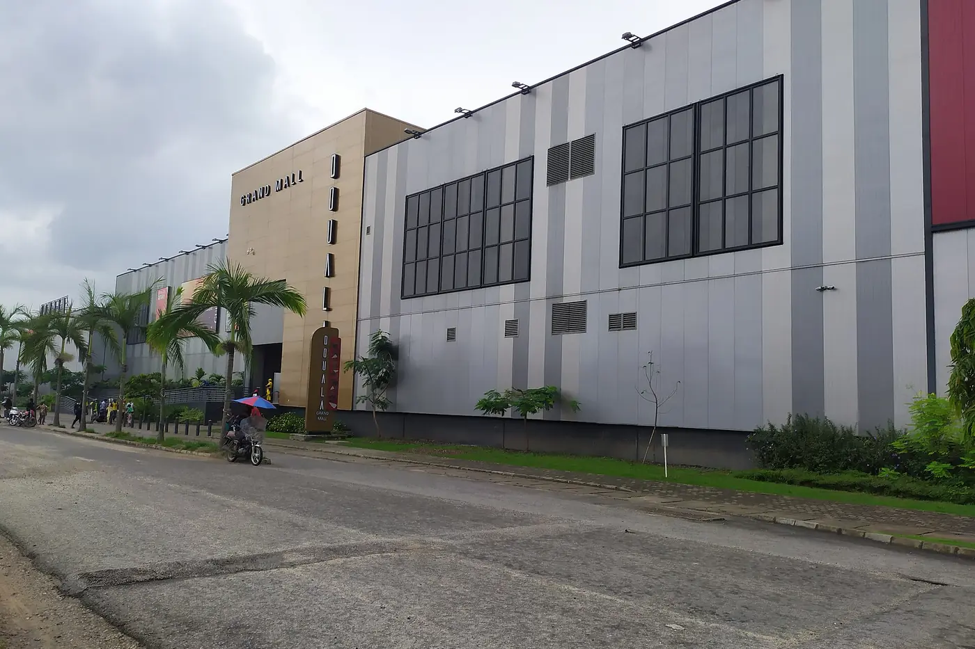La façade d'un centre commercial à Douala.