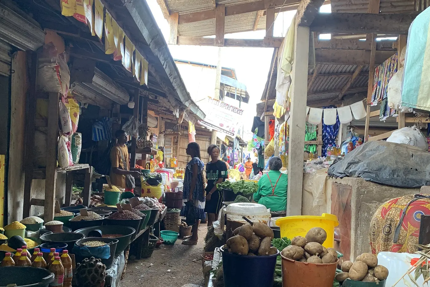 Une allée de marché à Yaoundé, bordée d'étals.