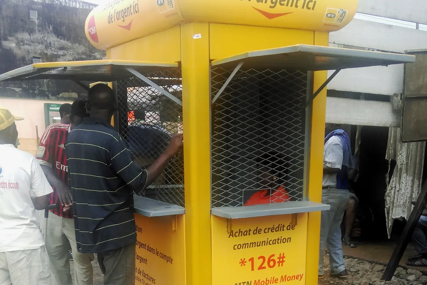 Un kiosque Mobile Money dans une rue camerounaise.