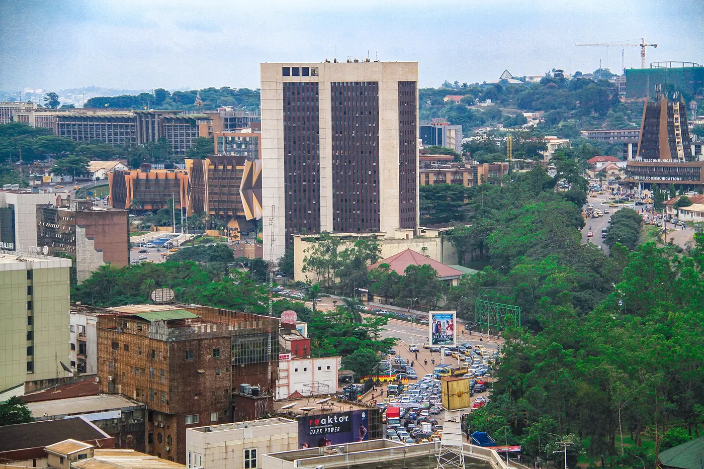 Vue du centre de Yaoundé, entre immeubles et verdure.